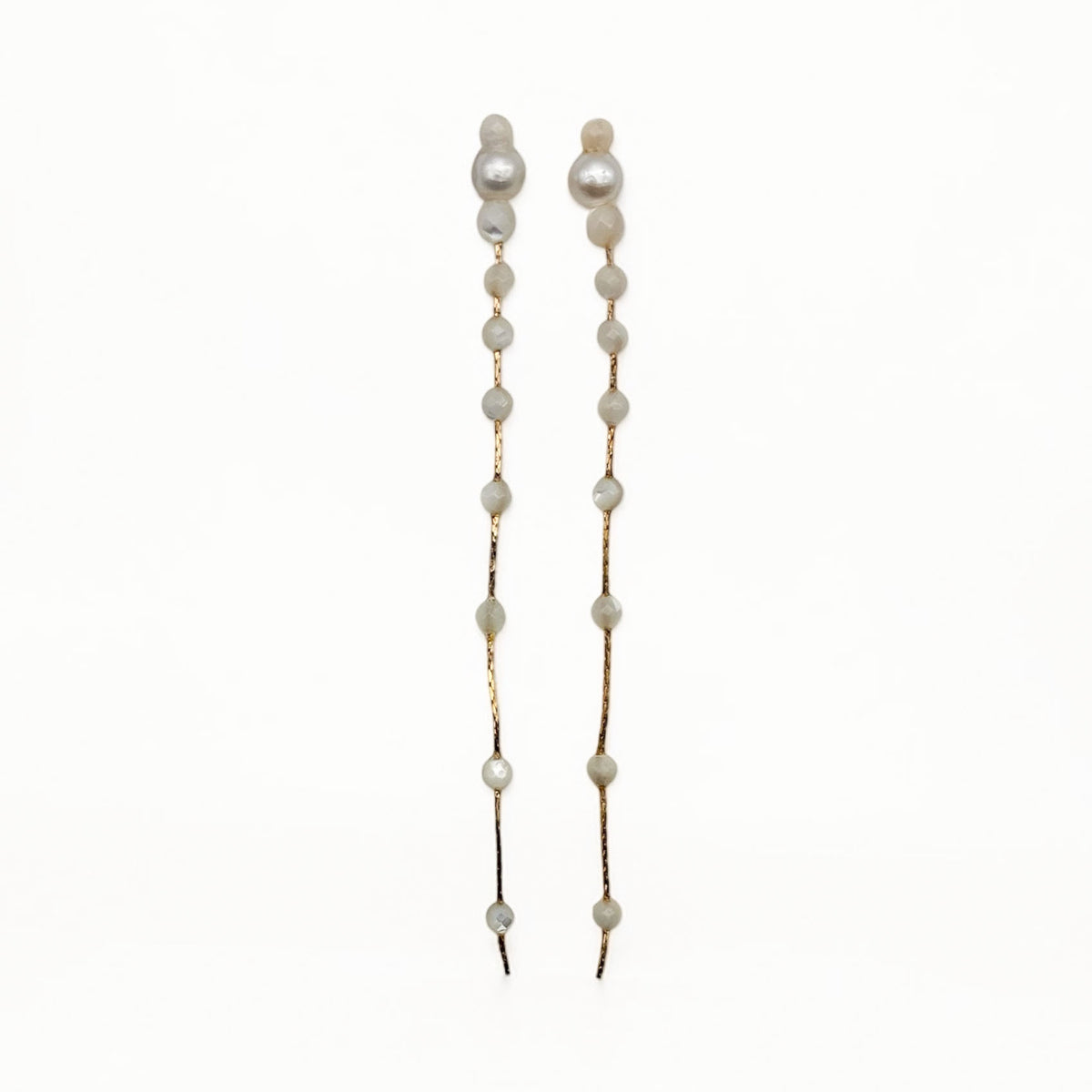 Boucles d'oreilles longues perles de nacre et d'eau douce Diane, la paire vue de face — bijou couture cérémonie — Les Majestés
