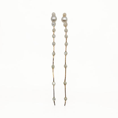 Boucles d'oreilles longues perles de nacre et d'eau douce Diane, la paire vue de face — bijou couture cérémonie — Les Majestés
