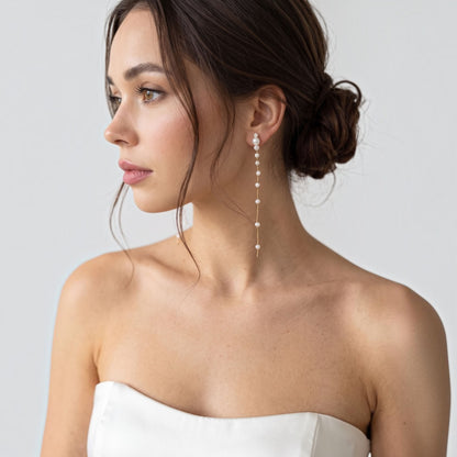 Boucles d'oreilles longues perles de nacre et d'eau douce Diane portées avec un bustier — bijou couture mariage — Les Majestés