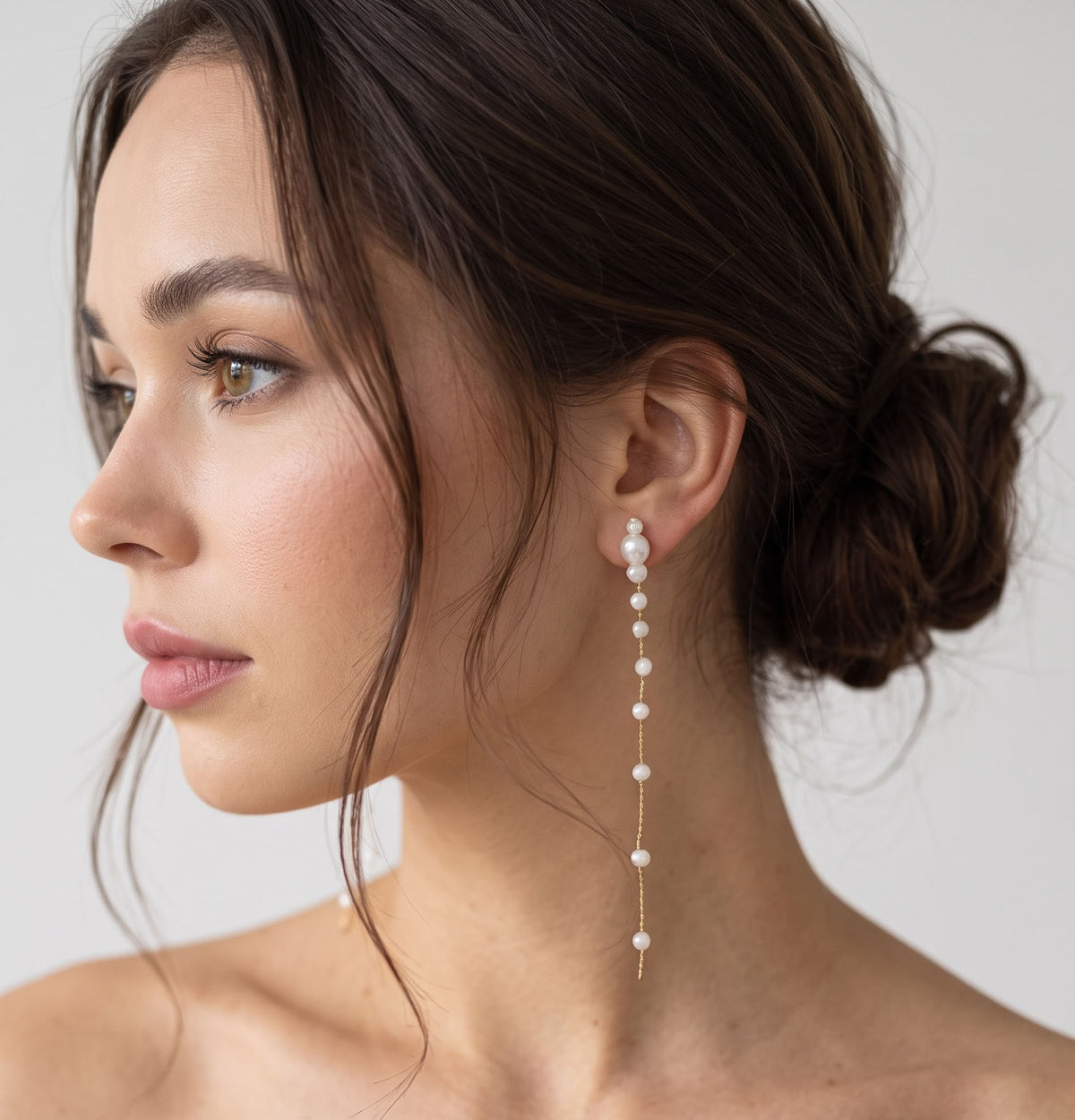 Boucles d'oreilles longues perles de nacre et d'eau douce Diane portées de profil — bijou couture mariage — Les Majestés