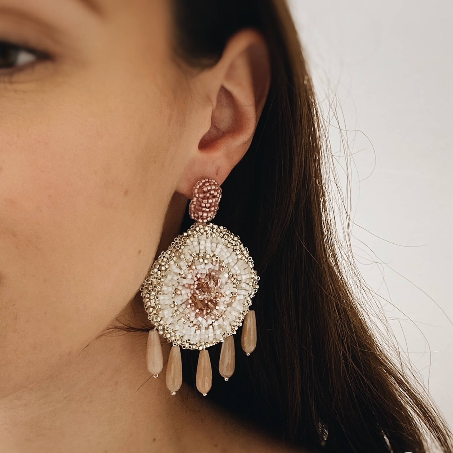 Boucles Emmy — Boucles d'oreilles brodées perles et pierres de soleil — bijou mariage couture artisanal — Vue portée — Les Majestés
