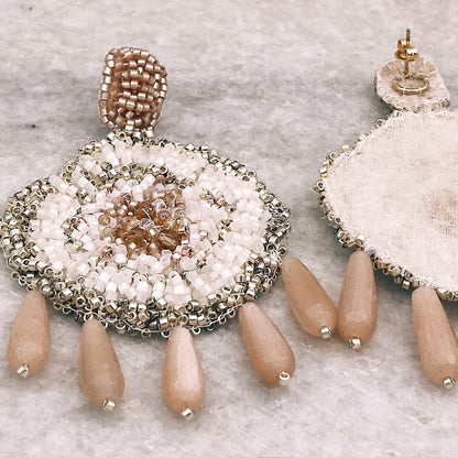 Boucles Emmy — Boucles d'oreilles brodées perles et pierres de soleil — bijou mariée couture artisanal — Vue détail — Les Majestés