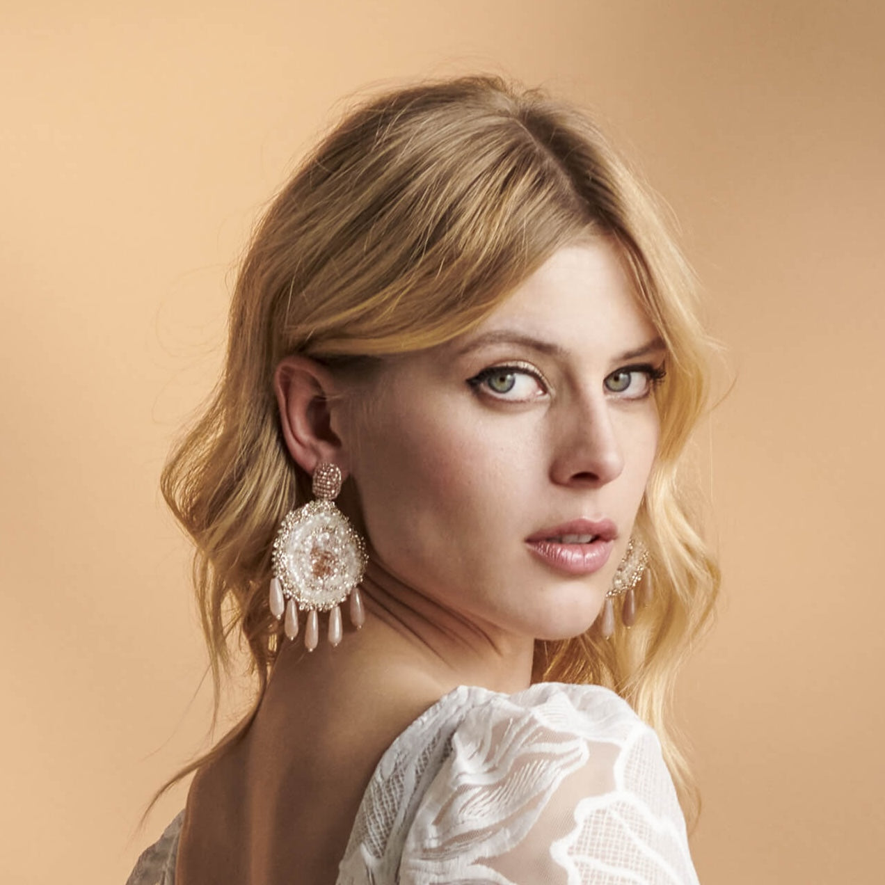 Boucles Emmy — Boucles d'oreilles brodées perles et pierres de soleil — bijou mariage couture artisanal — Vue portée — Les Majestés