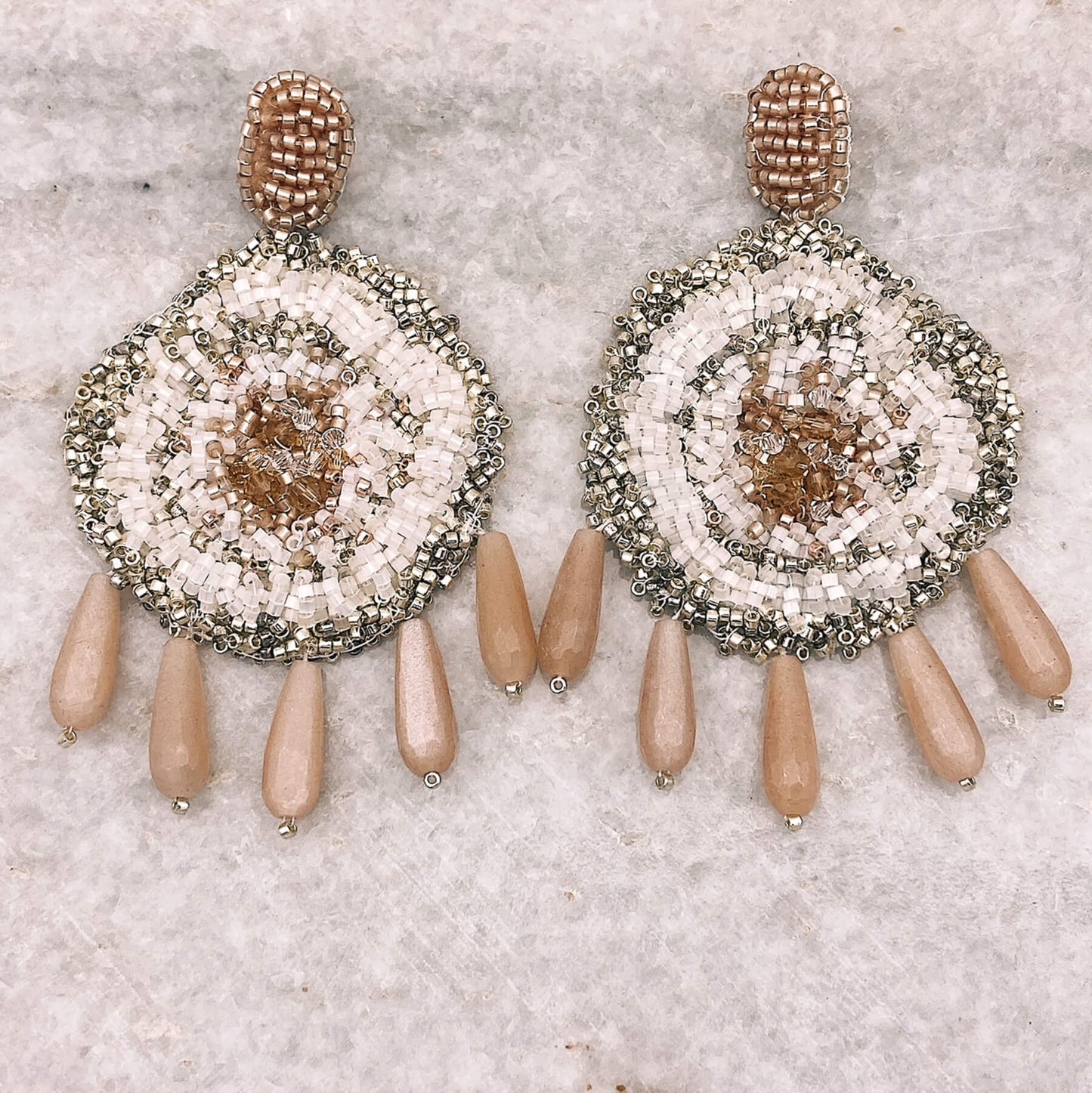 Boucles Emmy — Boucles d'oreilles brodées perles et pierres de soleil — bijou mariage couture artisanal — Les Majestés