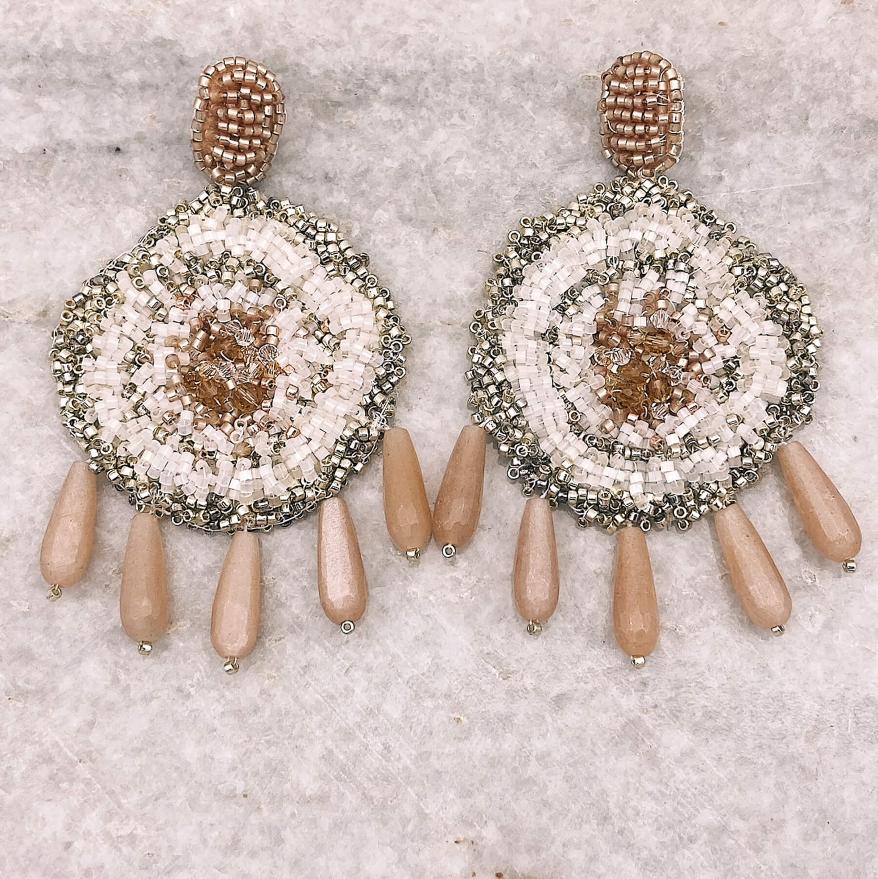 Boucles Emmy — Boucles d'oreilles brodées perles et pierres de soleil — bijou mariage couture artisanal — Les Majestés