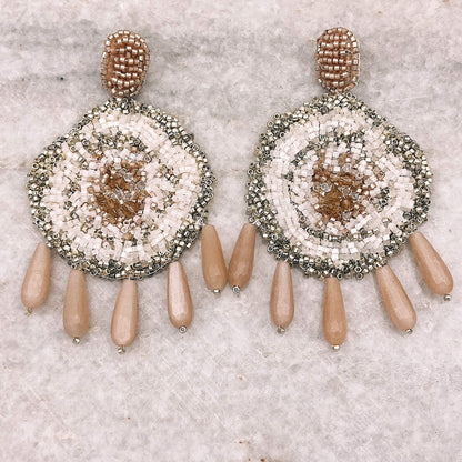 Boucles Emmy — Boucles d'oreilles brodées perles et pierres de soleil — bijou mariage couture artisanal — Les Majestés