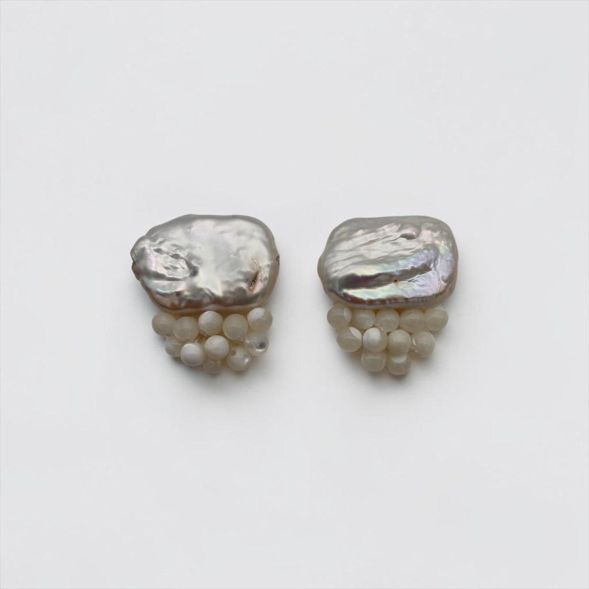 Boucles d'oreilles perles baroques et nacre Gaby, la paire vue de face — bijou couture mariage — Les Majestés