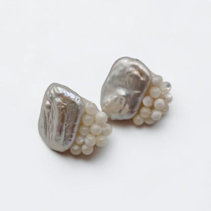 Boucles d'oreilles perles baroques et nacre Gaby, détail de la grappe de perles — bijou couture mariage — Les Majestés