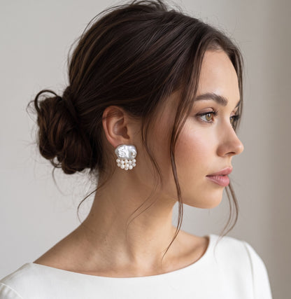 Boucles d'oreilles perles baroques et nacre Gaby portées de profil — bijou couture mariage — Les Majestés