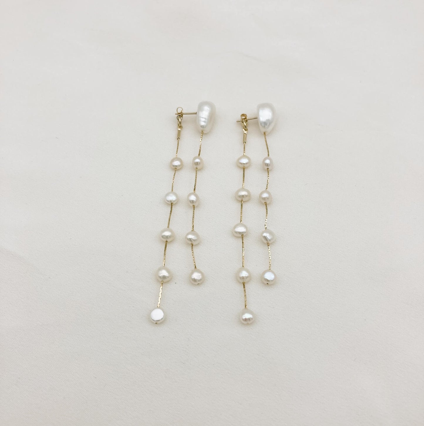 Boucles GAIA dorée — Boucles d'oreilles perles baroques et double chaîne— Bijou Mariée Couture artisanal — Les Majestés