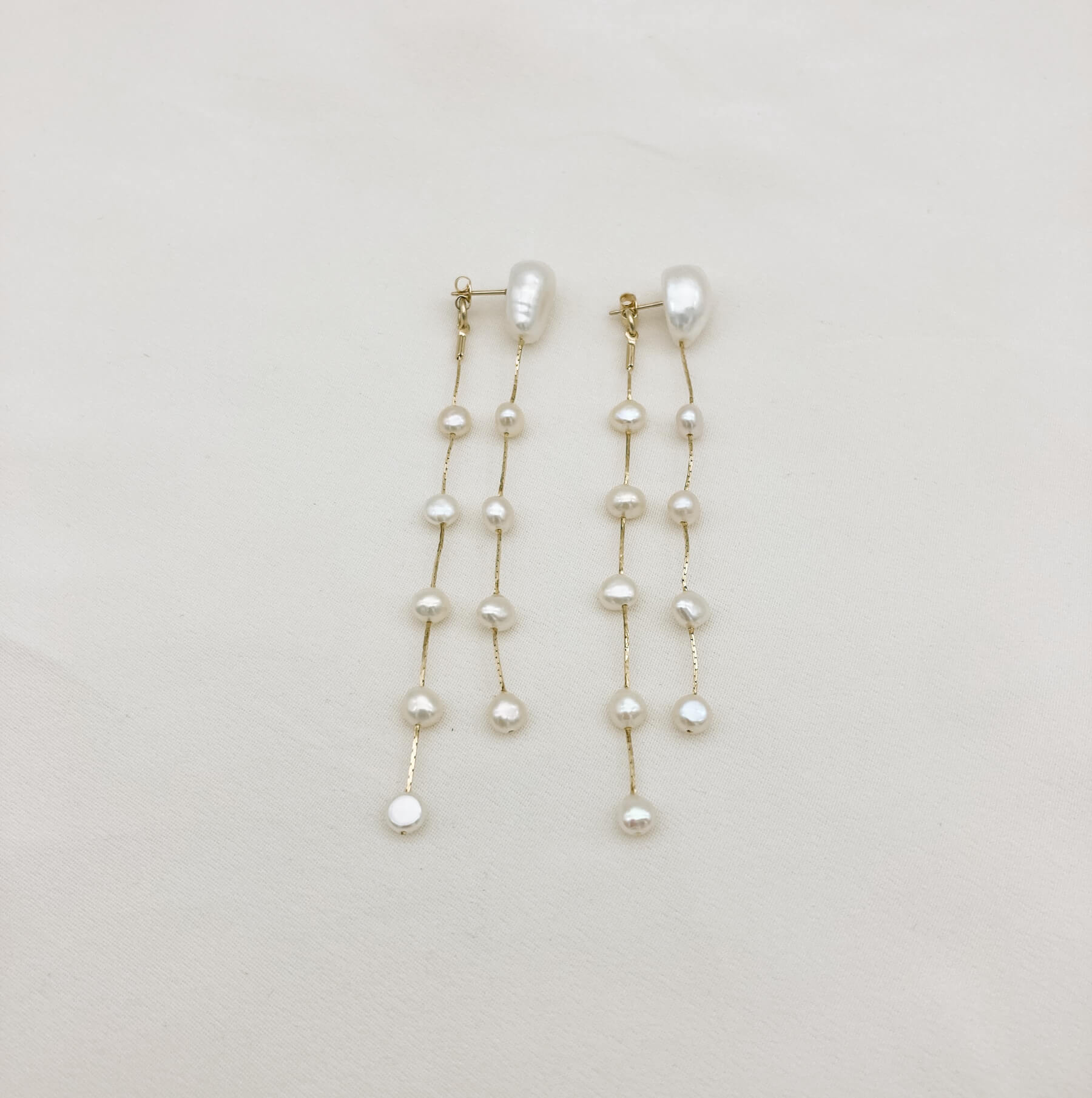 Boucles GAIA dorée — Boucles d'oreilles perles baroques et double chaîne— Bijou Mariée Couture artisanal — Les Majestés
