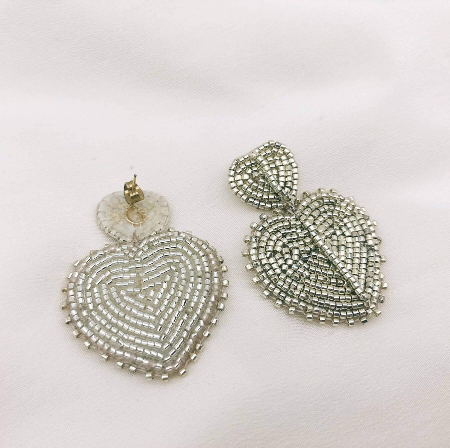 Boucles Ida — Boucles d'oreilles cœurs brodés perles argentées— bijou mariée couture artisanal — Les Majestés
