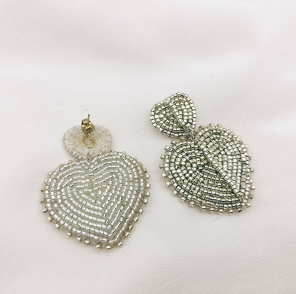 Boucles Ida — Boucles d'oreilles cœurs brodés perles argentées— bijou mariée couture artisanal — Les Majestés
