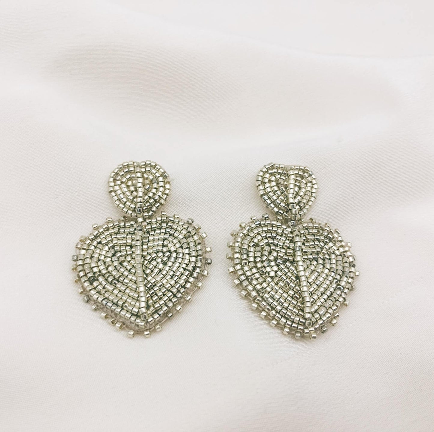 Boucles Ida — Boucles d'oreilles cœurs brodés perles argentées— bijou mariage couture artisanal — Les Majestés