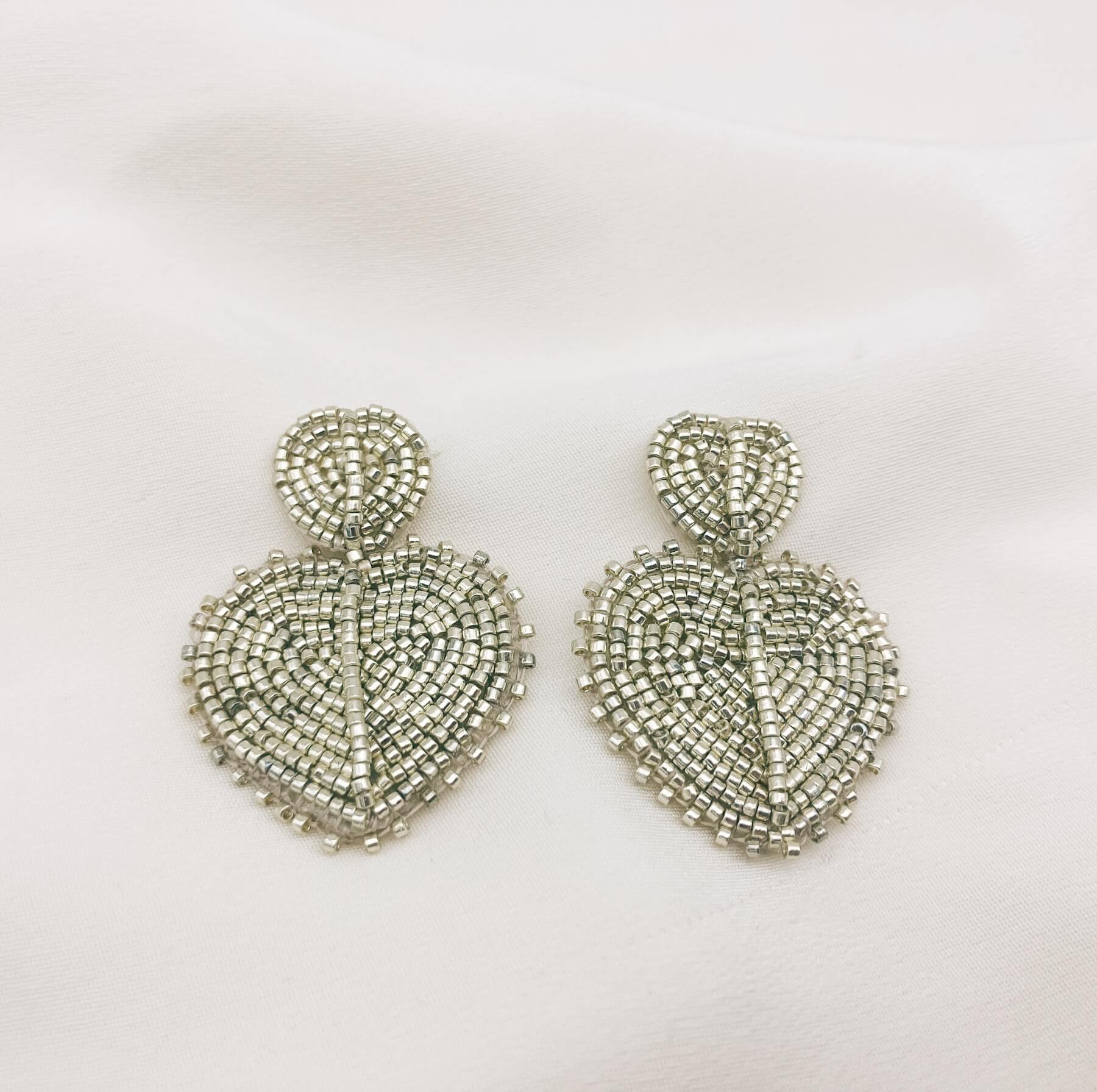 Boucles Ida — Boucles d'oreilles cœurs brodés perles argentées— bijou mariage couture artisanal — Les Majestés