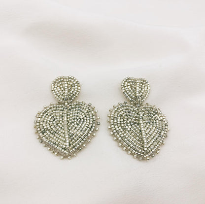 Boucles Ida — Boucles d'oreilles cœurs brodés perles argentées— bijou mariage couture artisanal — Les Majestés