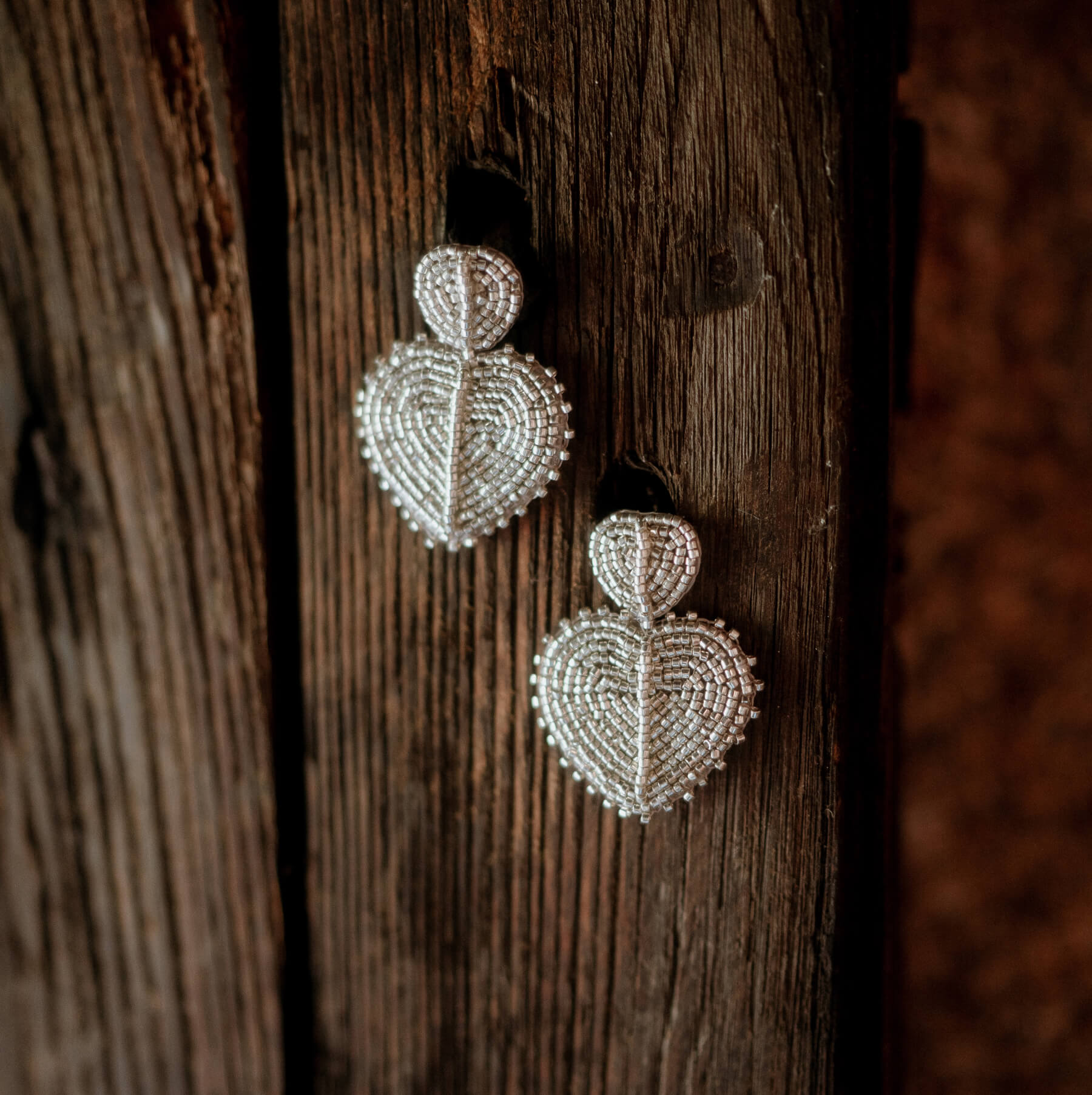 Boucles Ida — Boucles d'oreilles cœurs brodés perles argentées— bijou mariée couture artisanal — Les Majestés