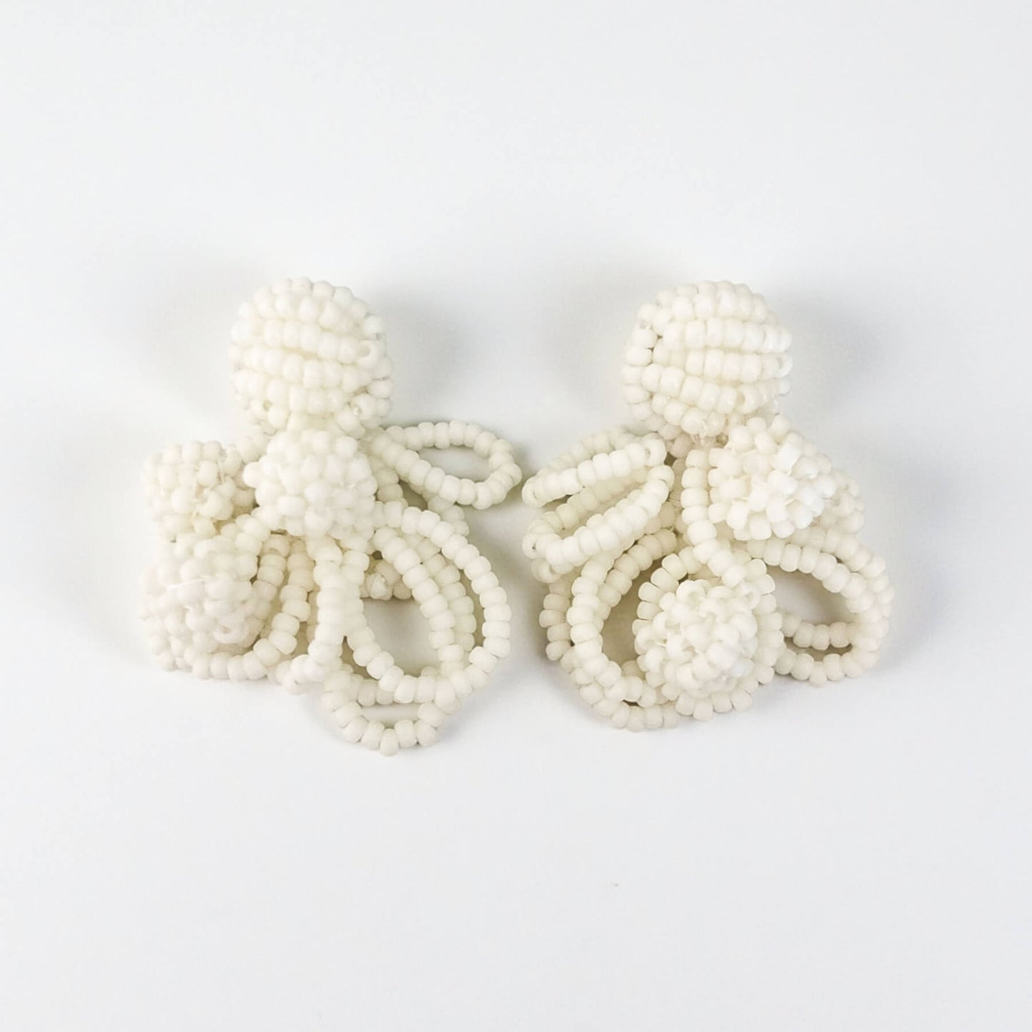 Boucles Josette — Boucles d'oreilles brodées perles blanc mat — création artisanale — mariée — Les Majestés
