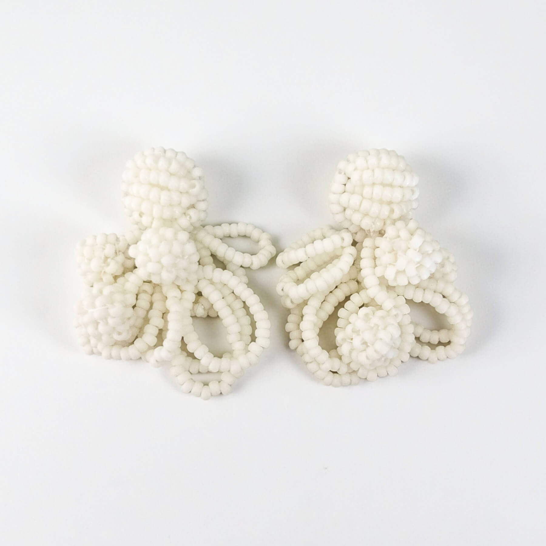 Boucles Josette — Boucles d'oreilles brodées perles blanc mat — création artisanale — mariée — Les Majestés