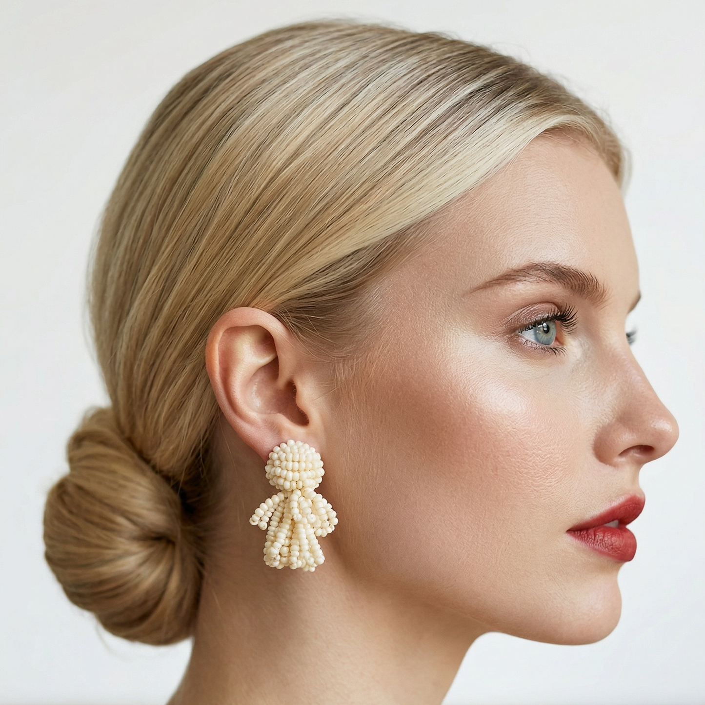 Boucles Josette — Boucles d'oreilles brodées perles blanc mat — bijou mariée artisanal — Vue portée — Les Majestés