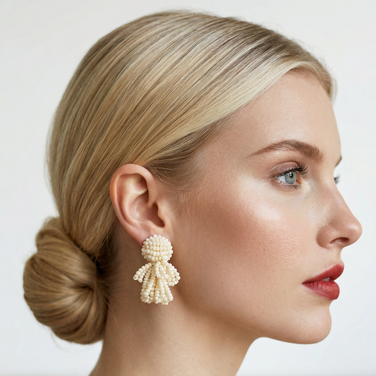 Boucles Josette — Boucles d'oreilles brodées perles blanc mat — bijou mariée artisanal — Vue portée — Les Majestés