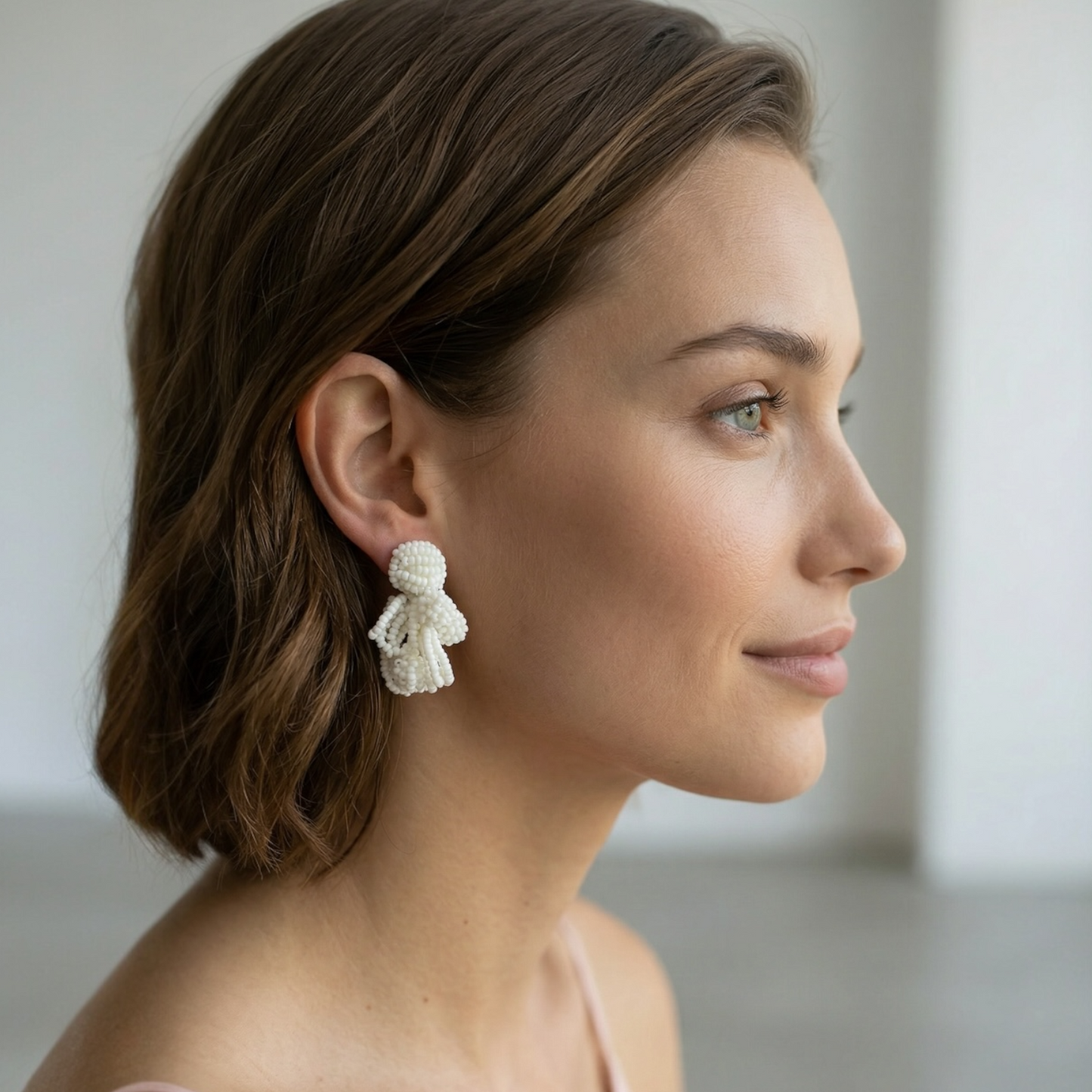 Boucles Josette — Boucles d'oreilles brodées perles blanc mat — bijou mariage artisanal — Vue portée — Les Majestés