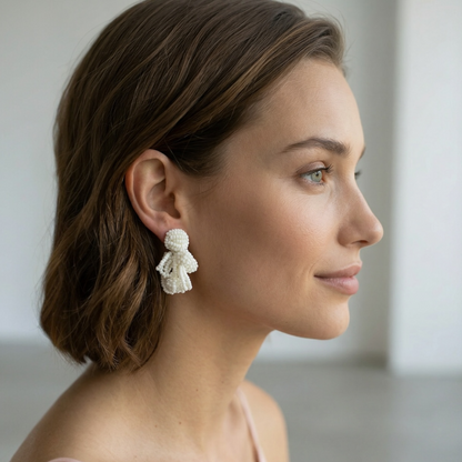 Boucles Josette — Boucles d'oreilles brodées perles blanc mat — bijou mariage artisanal — Vue portée — Les Majestés