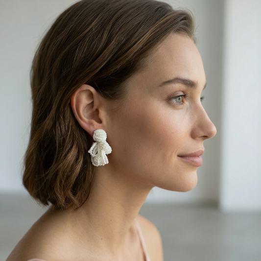 Boucles Josette — Boucles d'oreilles brodées perles blanc mat — bijou mariage artisanal — Vue portée — Les Majestés