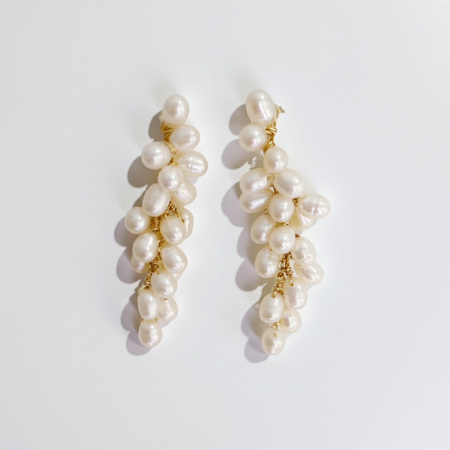 Boucles Joséphine — Boucles d’oreilles cascade de perles d’eau douce — Bijou Mariage Couture artisanal — Les Majestés