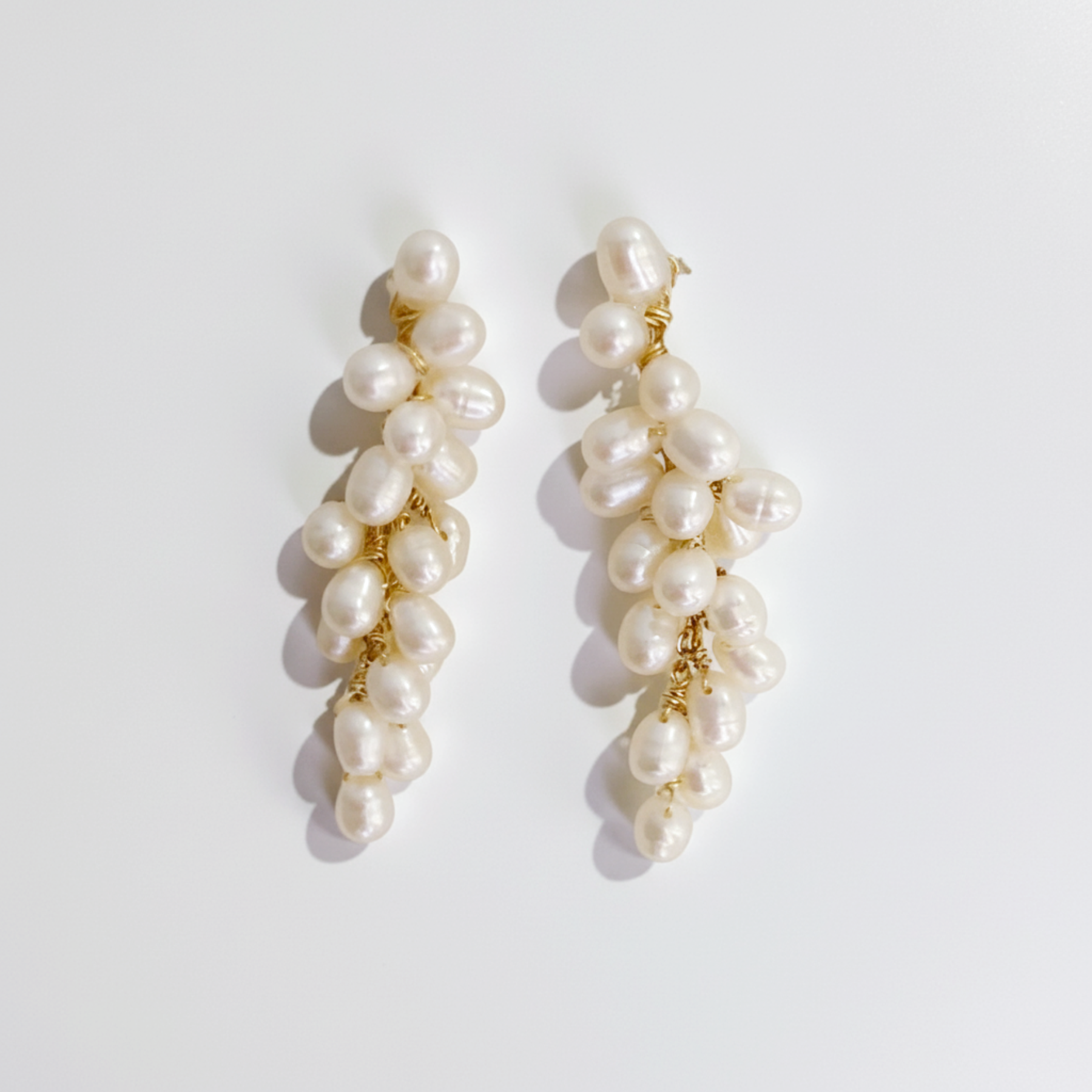 Boucles Joséphine — Boucles d’oreilles cascade de perles d’eau douce — Bijou Mariage Couture artisanal — Les Majestés