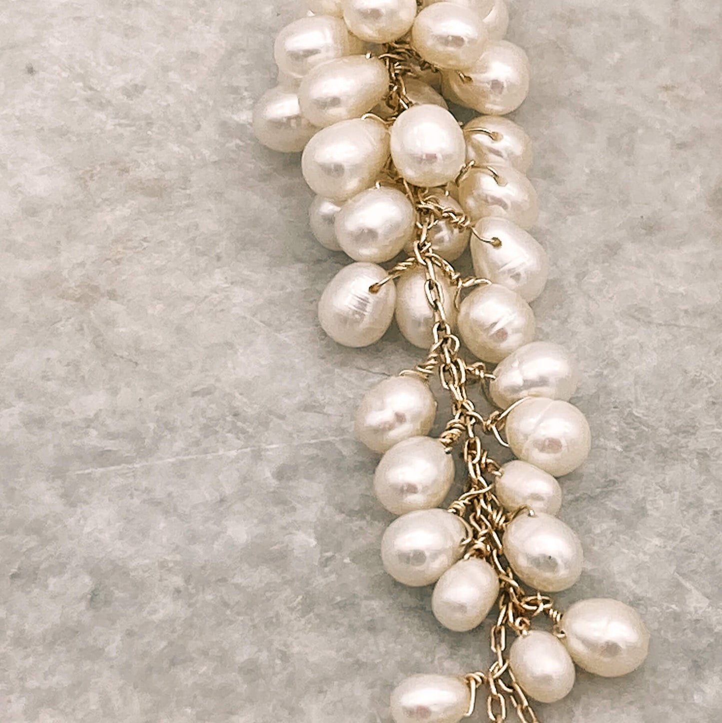 Boucles Joséphine XL — Boucles d’oreilles cascade XL de perles d’eau douce — Bijou Mariage Couture artisanal — Vue détail — Les Majestés