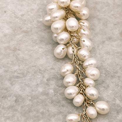 Boucles Joséphine XL — Boucles d’oreilles cascade XL de perles d’eau douce — Bijou Mariage Couture artisanal — Vue détail — Les Majestés