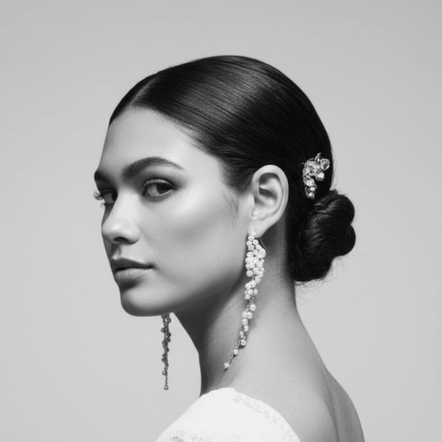 Boucles Joséphine XL — Boucles d’oreilles cascade XL de perles d’eau douce — Bijou mariée Couture artisanal — Vue portée — Les Majestés