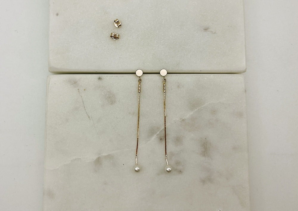 Boucles Lola N°2 — Boucles d'oreilles chaîne serpentine et perle nacrée — Bijou mariée Couture artisanal — Les Majestés
