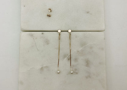 Boucles Lola N°2 — Boucles d'oreilles chaîne serpentine et perle nacrée — Bijou mariée Couture artisanal — Les Majestés