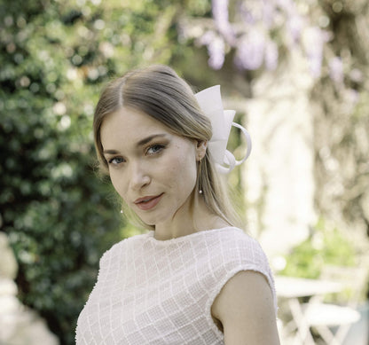Boucles Lola N°2 — Boucles d'oreilles chaîne serpentine et perle nacrée — Bijou mariage Couture artisanal — vue portée — Les Majestés