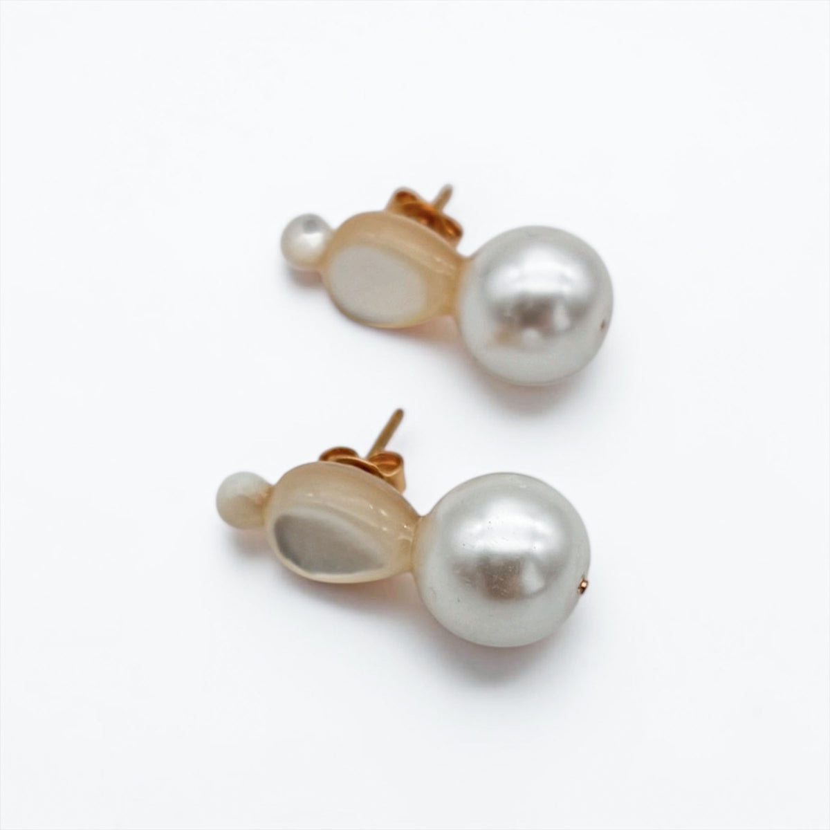 Boucles d'oreilles perles et nacre Lou, la paire et sa tige dorée — bijou couture mariage — Les Majestés