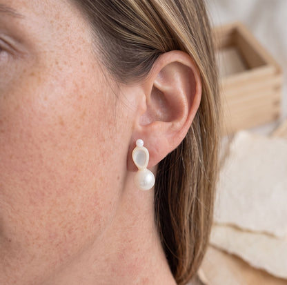 Boucles d'oreilles perles et nacre Lou, détail portées à l'oreille — bijou couture cérémonie — Les Majestés