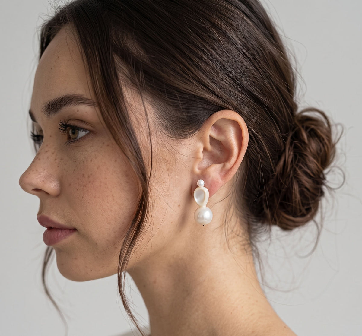 Boucles d'oreilles perles et nacre Lou portées de profil — bijou couture mariage — Les Majestés
