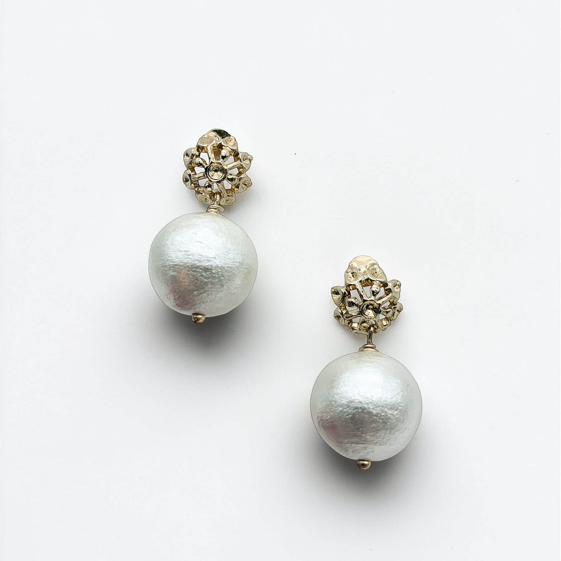 Boucle Marie — Boucles d'oreilles perles de coton irisé MIYUKI — bijou mariée artisanal —  Les Majestés