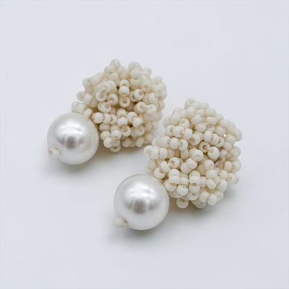 Boucles Marine — Boucles d'oreilles brodées perles blanc mat et nacre — accessoire mariée artisanal — Les Majestés