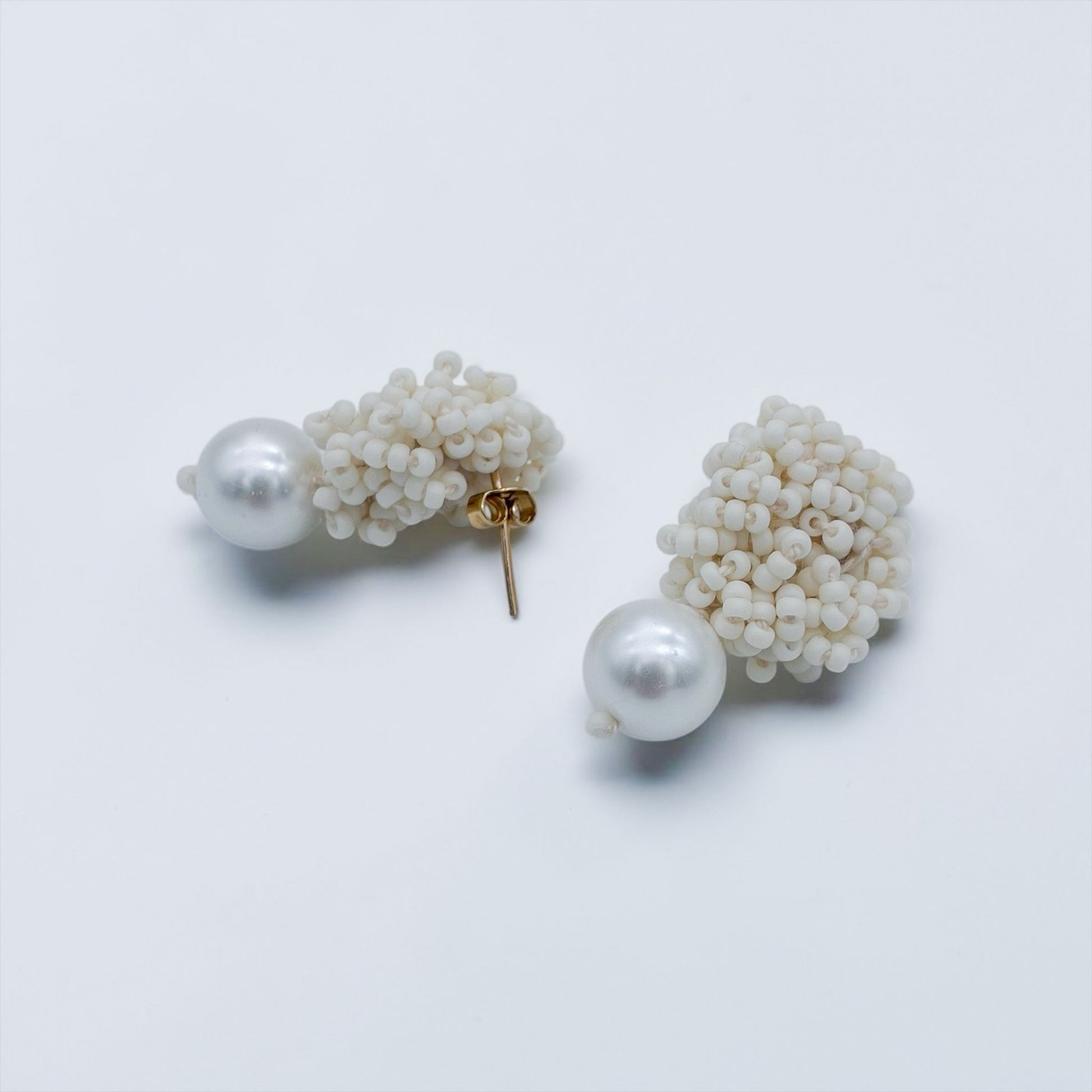 Boucles Marine — Boucles d'oreilles brodées perles blanc mat et nacre — accessoire mariage artisanal — Les Majestés