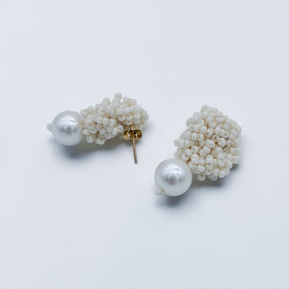Boucles Marine — Boucles d'oreilles brodées perles blanc mat et nacre — accessoire mariage artisanal — Les Majestés