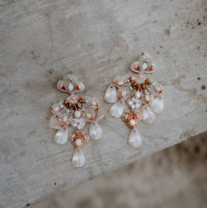 Boucles Asmée nude — Boucles d'oreilles brodées et pétales — Bijou Mariage Couture artisanal — Les Majestés