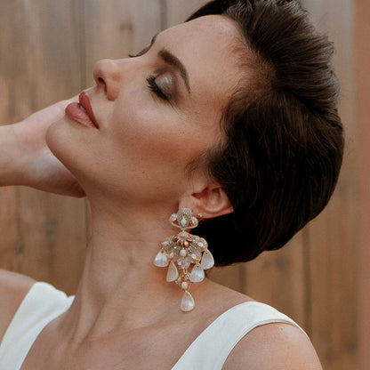 Boucles Asmée nude — Boucles d'oreilles brodées et pétales — Bijou Mariée Couture artisanal — Vue portée — Les Majestés