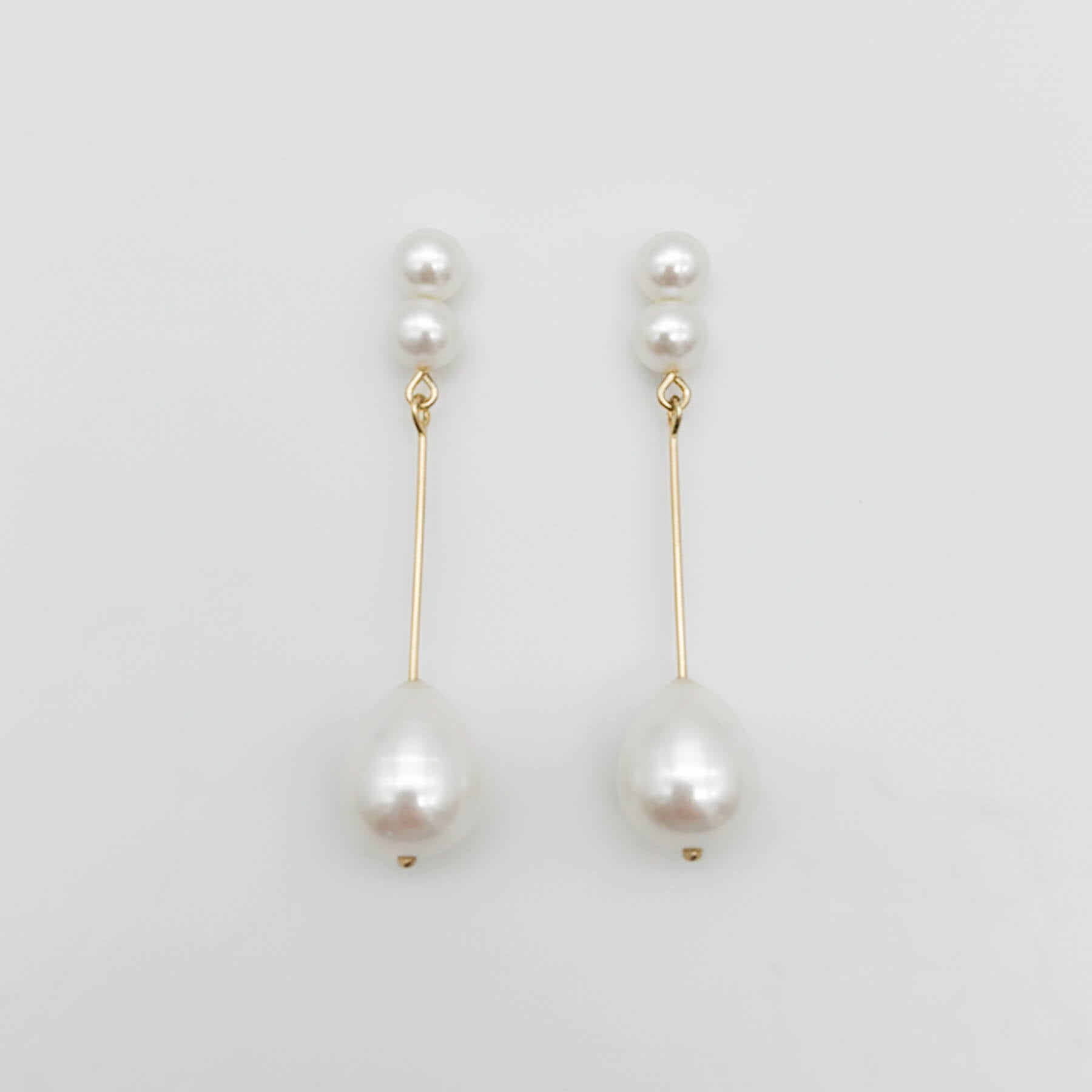 Boucles Olivia — Boucles d'oreilles perles d'eau douce et barre gold filled — Bijou mariée Couture artisanal — Les Majestés