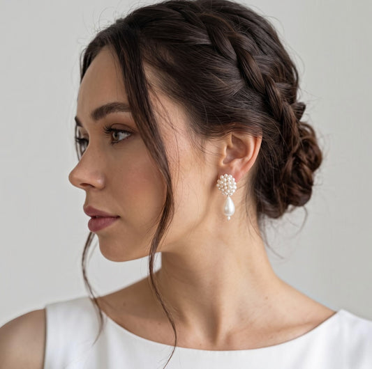 Boucles d'oreilles perles baroques et perles d'eau douce Romy portées de profil — bijou couture mariage — Les Majestés