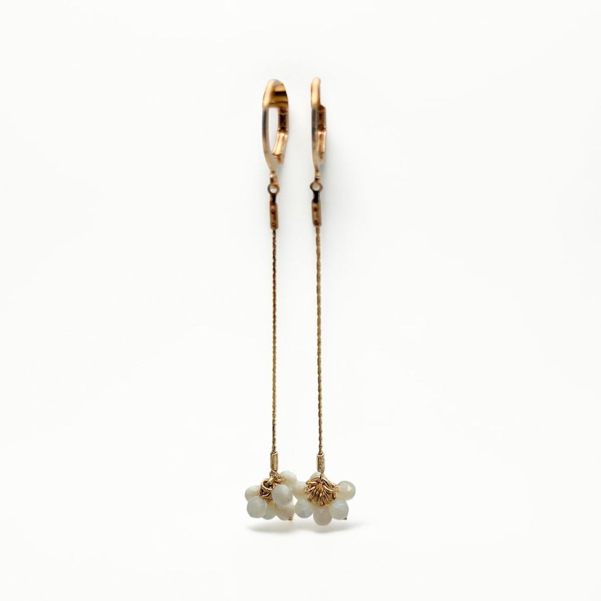Boucles Rose, boucles d'oreilles longues en nacre, la paire et ses créoles dorées — bijou couture mariage — Les Majestés