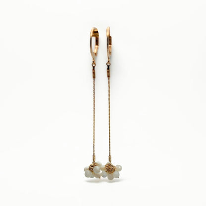 Boucles Rose, boucles d'oreilles longues en nacre, la paire et ses créoles dorées — bijou couture mariage — Les Majestés