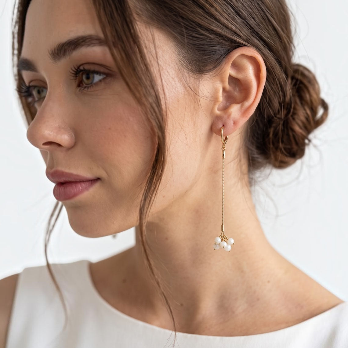 Boucles Rose, boucles d'oreilles longues en nacre portées de profil — bijou couture mariage — Les Majestés